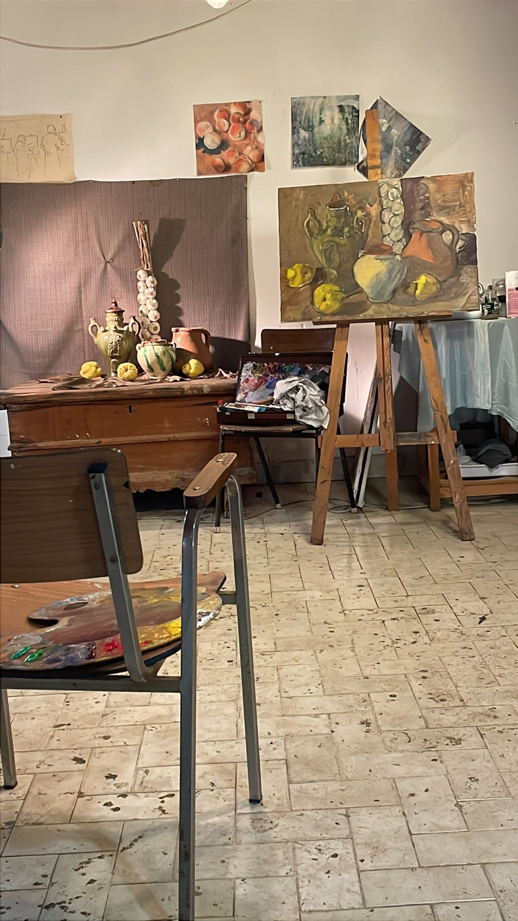 Vista del estudio con los objetos del bodegón y un caballete
