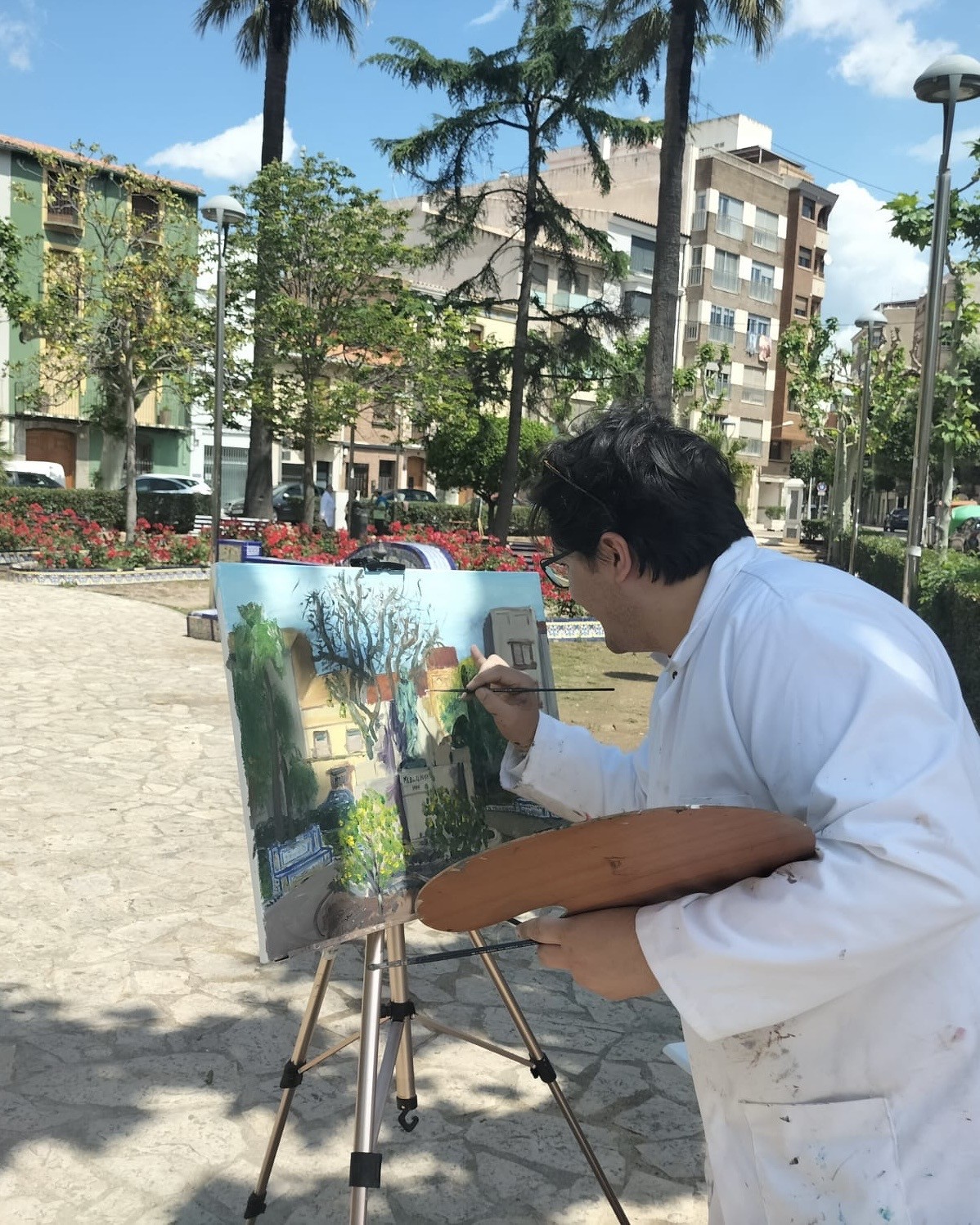 El artista pintando al aire libre durante el concurso de pintura rápida de Vila-real