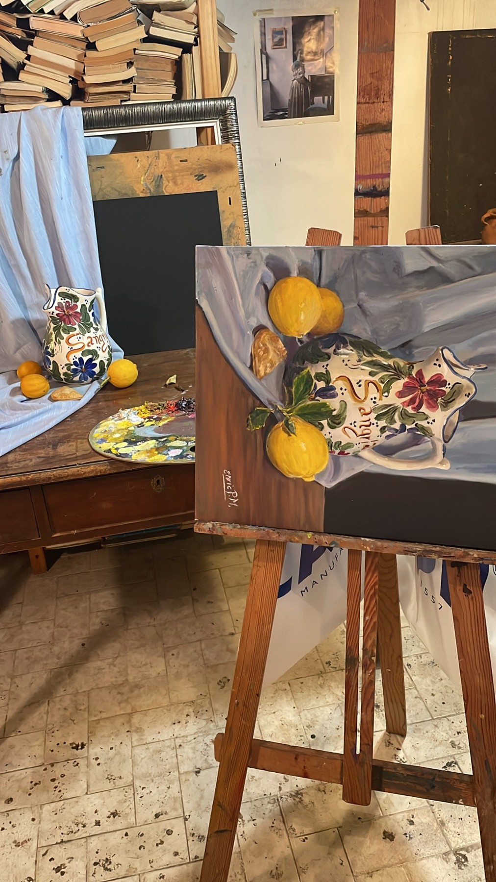Lienzo en proceso sobre un caballete del estudio
