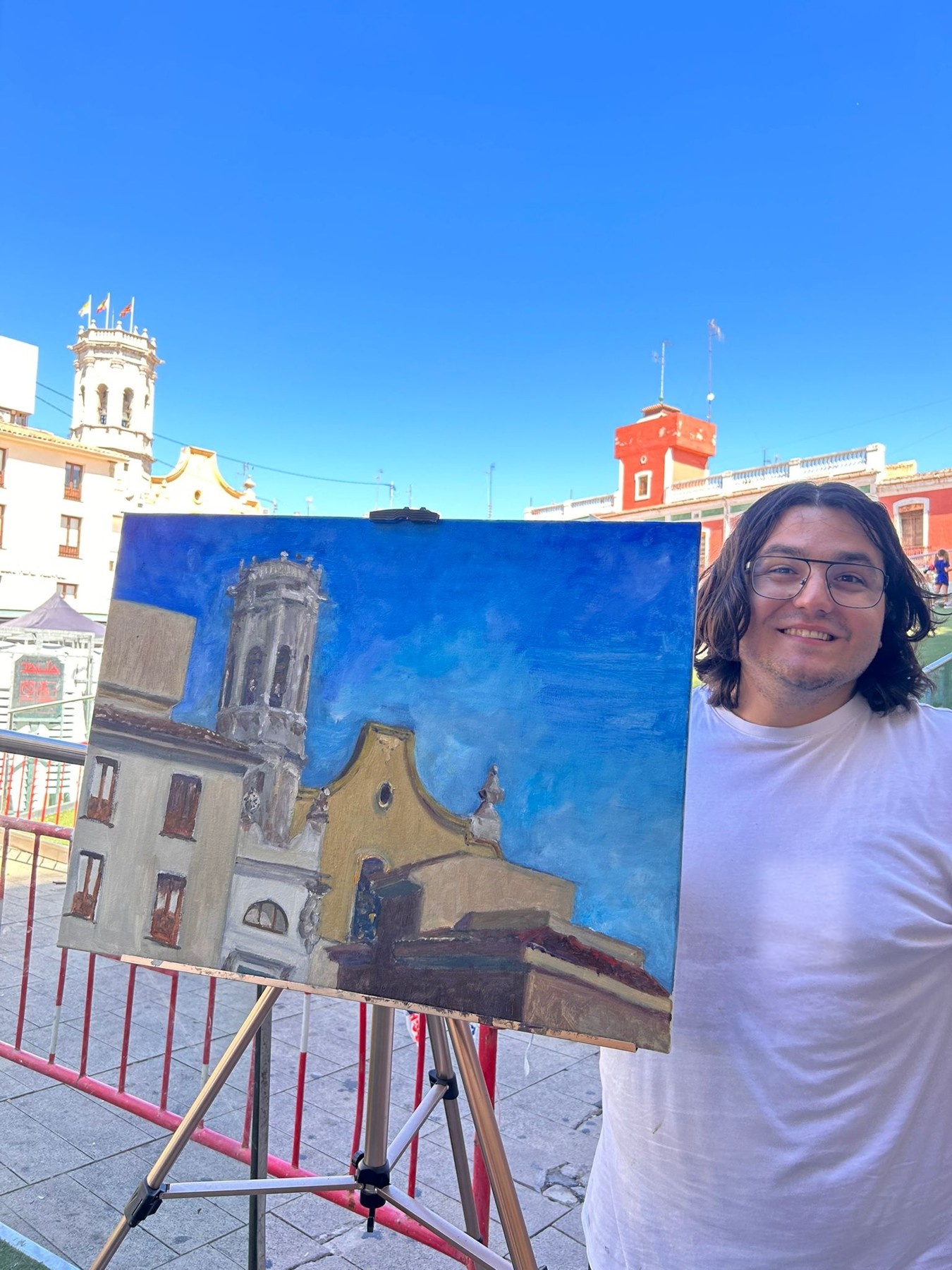 El artista junto a la obra del concurso de septiembre de 2024
